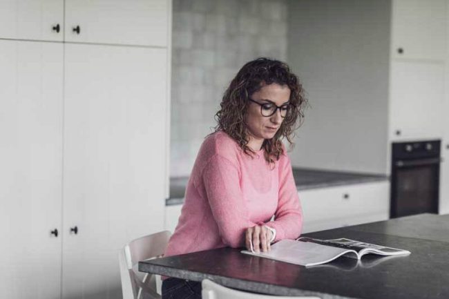 Landelijke keuken met witte kasten, donker werkblad en lichte wandtegels in Passendale, Kaster Keukens