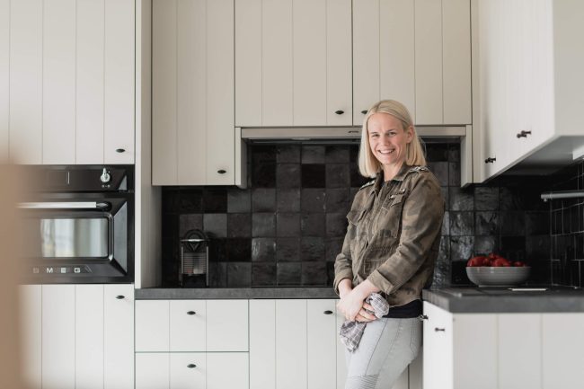Landelijke keuken met witte fronten met groeven en zwarte geglazuurde wandtegels in Roeselare, Kaster Keukens