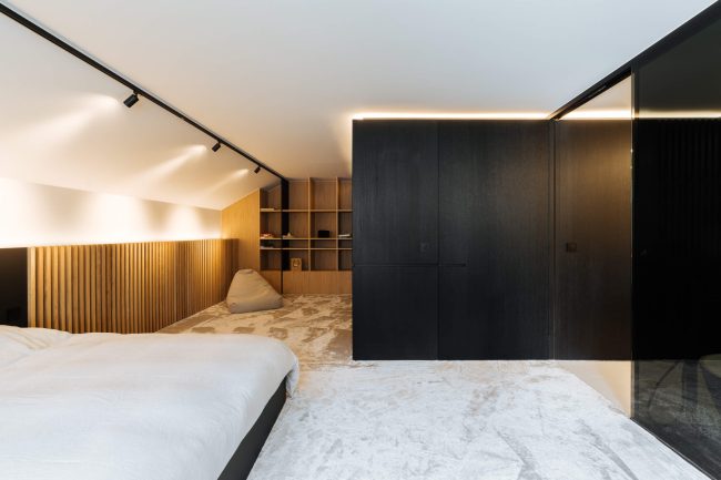 Dressing op maat in zwart hout met eiken lattenwand en open rekken in Roeselare, Kaster Keukens