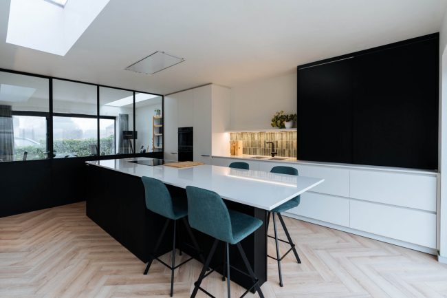 Scandinavische keuken met zwart eiland, wit werkblad en blauwgroene barkrukken in Roeselare, Kaster Keukens